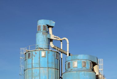 Tahta işleme atölye havalandırma sistemi. Metal konstrüksiyon güneşli bir hava sirkülasyonu mavi gökyüzü karşı bir doğrama fabrikası için. Güvenlik ve çalışma koşulları kurumsal