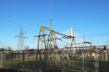 Küçük elektrik trafo merkezi açık havada. Seramik izolatörler ve teller yüksek gerilim için. Güç hatları. Elektrik şebekesi. Üretim güvencesi stratejik amacı.