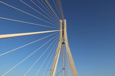 Rzeszow, Polonya - 99 2018: Wislok Nehri üzerindeki askıya alınmış yol köprüsü. Metal inşaat teknolojik yapısı. Modern mimari. Mavi arka planda beyaz bir haç şehrin bir sembolüdür..