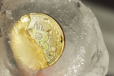 Bitcoin altın sikke gri bir arka plan üzerine bir parça yarıda donup kalan ev. Finansal varlıkların dondurulması. Cryptocurrency yıkılışı. Para piyasasında soğutma. Elektronik ödemeler ve kazanç