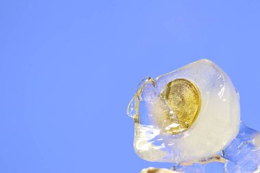 Bitcoin altın sikke mavi bir arka plan üzerinde bir parça yarıda donup kalan ev. Finansal varlıkların dondurulması. Cryptocurrency yıkılışı. Para piyasasında soğutma. Elektronik ödemeler ve kazanç