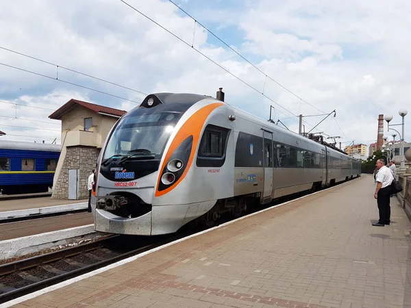 Lviv Ukraina 2018 Sammansättningen Den Moderna Tåg Plattformen Lviv Järnvägsstationen — Stockfoto