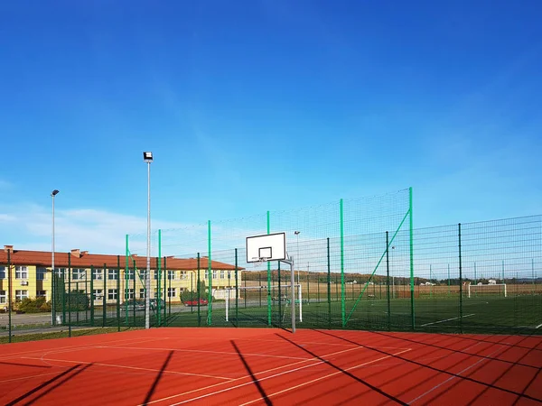 Wisniowa 폴란드 2018 학교의 안뜰에 경기장 세대의 교육입니다 스포츠는 농구에 — 스톡 사진