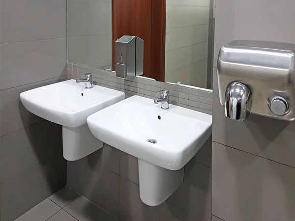 Interior Banheiro Cores Bege Branco Claro Lavatórios Cerâmicos Redondos Espelhos — Fotografia de Stock