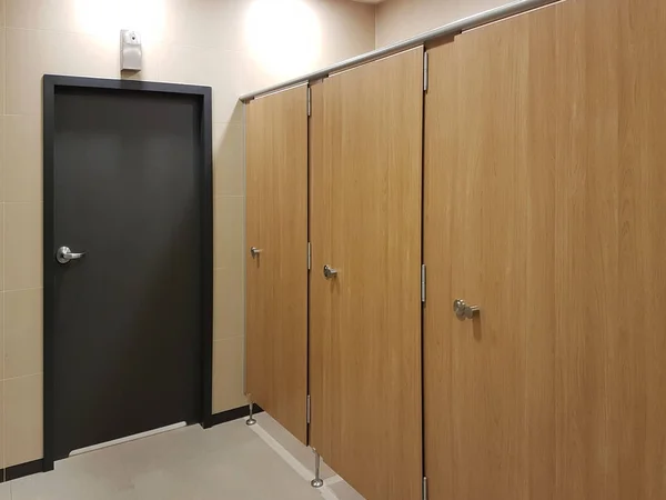 公厕里的门内饰为米色色调 需要人的地方 城市基础设施公共区域的卫生间 公共空间内部 木制家具及配件 — 图库照片