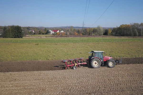 Agriculteur Sur Tracteur Rouge Avec Semeur Sème Grain Dans Des — Photo