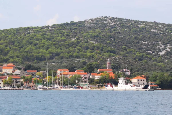 白色轮渡停泊在克罗地亚码头城市 Mrljiane 在海岛 Pasman Zadar 达尔马提亚古镇 亚得里亚海有古建筑 地中海地区 — 图库照片
