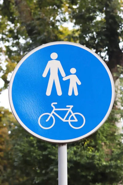 Круглая Дорожная Вывеска Представляет Собой Пешеходную Велосипедную Зону Фоне Зеленой — стоковое фото