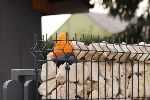 Oranje Kamer Alarm Licht Ligt Een Baksteen Fence Post Het — Stockfoto