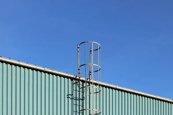 Metalen Brandtrap Het Dak Van Een Industrieel Gebouw Tegen Blauwe — Stockfoto