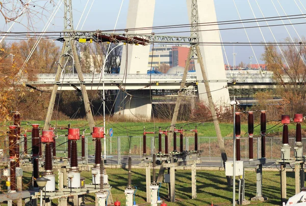 Una Pequeña Estación Transformadores Eléctricos Aire Libre Aisladores Cerámicos Cables — Foto de Stock
