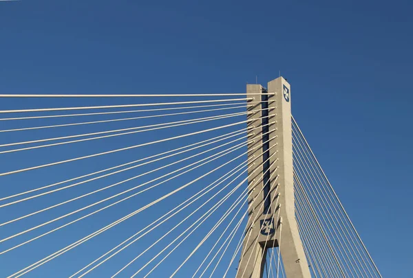ポーランドのRzeszow 2018 Wislok川を渡って中断された道路橋 金属構造技術構造 近代建築 青い背景の白い十字架は 街のシンボルです — ストック写真