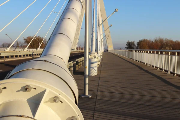 ポーランドのRzeszow 2018 Wislok川を渡って中断された道路橋 金属構造技術構造 近代建築 青い背景の白い十字架は 街のシンボルです — ストック写真