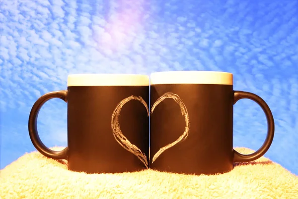 Dwa Czarne Koła Symbolem Miłości Tle Błękitnego Nieba Serce Rysowane — Zdjęcie stockowe