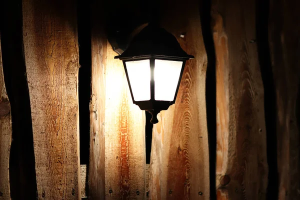 Noite Lanterna Brilha Uma Velha Cerca Madeira Com Portão Pilar — Fotografia de Stock