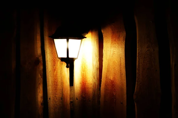 Ahşap Bir Çit Arka Plan Üzerinde Sokak Lambası Geceleri Parlayan — Stok fotoğraf