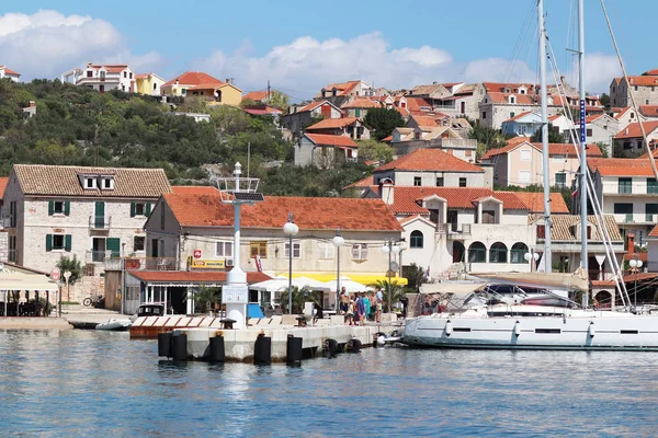 イエラ クロアチア 2018 ダルマチアの町地域のヨット マリーナのパノラマ 日当たりの良い クリアな日で静かな漁業の町の港に停泊する船 観光海洋ビジネス ムルテル島 — ストック写真