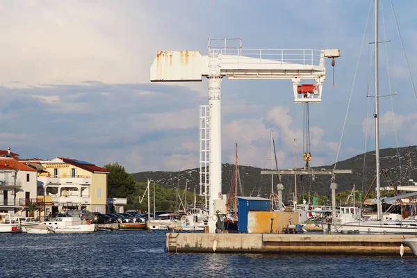Крана Підняти Підвищення Човна Marina Aci Jazera Хорватії Далматинська Ragion — стокове фото