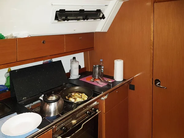 Yat Bavaria Cruiser Maritimes Mutfak Kabuz Kızartma Balık Bir Yelkenli — Stok fotoğraf
