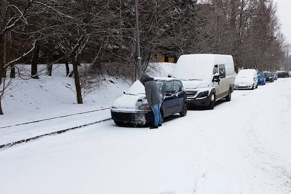 Заснеженные Машины Зимой Холодная Грязная Пробка Женщина Снегопад Автомобиль Парковке — стоковое фото