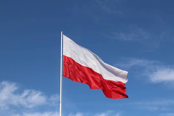 Бело Красный Горизонтальный Флаг Флагштоке Развивающемся Ветру Против Голубого Неба — стоковое фото