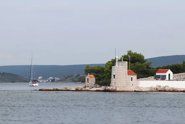 Yacht Vela Entra Sotto Motore Nella Marina Sotto Raggi Del — Foto Stock