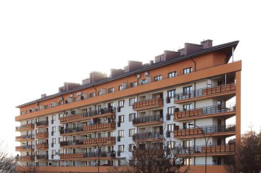 Rzeszow, Polonya - 10 18 2018: Yüksek bir çok katlı bina inşaatı. Gökdelen metal iskele ile döşenmiş. Yükseklikte tehlikeli bir iş. Düzenleme şehrin modern mimari.