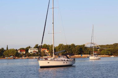 Yelkenli Yatlar pitoresk bir boğaz kıyısı açıklarında Sukosan yakınlarında küçük bir köy demirlemiş. Dalmaçya Riviera Hırvatistan. Adriyatik Denizi Akdeniz bölgesi. Europe.