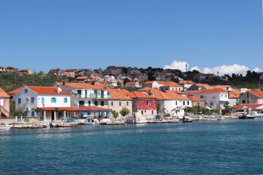 Kaprije, Hırvatistan, Avrupa - 7 9 2018: Adriyatik Denizi küçük bir Hırvat kasabada çıkabilir. Dalmaçya Riviera arka plan üzerinde Yelkenli Yat. Turizm ve Akdeniz mimarisi.