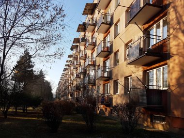 Jaslo, Polonya - 10 18 2018: Yüksek bir çok katlı bina inşaatı. Gökdelen metal iskele ile döşenmiş. Yükseklikte tehlikeli bir iş. Düzenleme şehrin modern mimari.