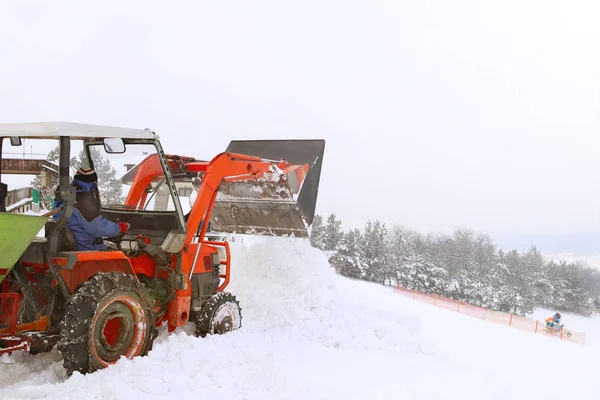 Tractor Vierte Nieve Con Cubo Pista Esquí Trabajo Del Gato — Foto de Stock