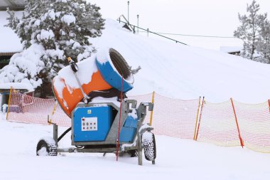 Yapay kar yapmak için kar topu, kışın kayak pistleri üzerinde duruyor. Spor etkinlikleri için kar örtüsü hazırlanması. Kazıma, püskürtme ve su bir doğal kristalleşme teknoloji