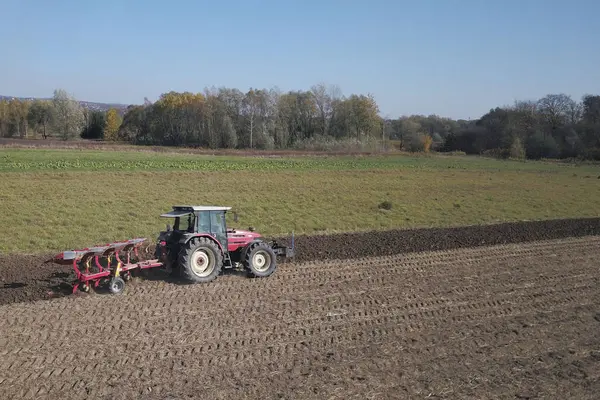 Agriculteur Sur Tracteur Rouge Avec Semeur Sème Grain Dans Des — Photo