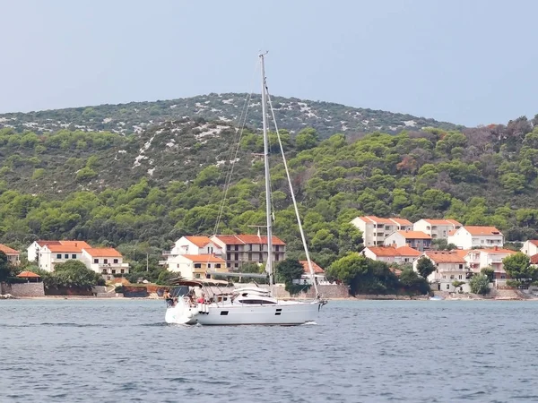 アドリア海のクロアチアの小さな町の Pasman クロアチア ヨーロッパ 2018 ダルマチアのリビエラの背景にヨット 観光と地中海のアーキテクチャ — ストック写真
