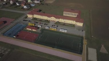 Wisniowa, Polonya - 9 10 2018:Open okul spor kompleksi. Kuş uçuş oyun alanlarını Panoraması. Hava fotoğrafçılığı dron veya quadrocopter. Yarışmalar ve spor etkinlikleri için mekan.