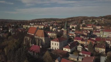 Strzyzow, Polonya - 9 9 2018: Eski kesiminde bir kuş uçuş küçük bir kasabada fotoğrafını. Hava fotoğrafçılığı dron veya quadrocopter tarafından. Turistik yerler Avrupa'nın tanıtımı. Bir ortaçağ şehir planlama.
