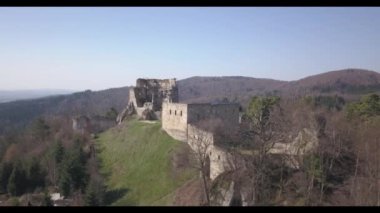 Kamenets, yakınındaki Odjykon, Polonya-28 Nisan 2018: Antik doğal peyzaj Orta Avrupa orta şeridi fon karşı bir ortaçağ kale kalıntıları. Drone görünümünü. Sinek Panoraması.