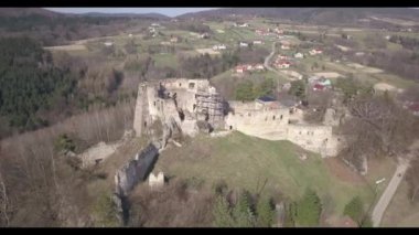 Kamenets, yakınındaki Odjykon, Polonya-28 Nisan 2018: Antik doğal peyzaj Orta Avrupa orta şeridi fon karşı bir ortaçağ kale kalıntıları. Drone görünümünü. Sinek Panoraması.