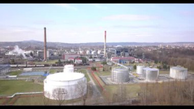 Avrupa. Bir petrol rafinerisi temiz. Belgili tanımlık kuş paleti yükseklikten görüntüleyin. Silah bir quadcopter, bir uçak, uçaklar, hava fotoğrafçılığı ile. Petrol arıtma işleme endüstri. Kimyasalları üretimi.