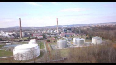 Avrupa. Bir petrol rafinerisi temiz. Belgili tanımlık kuş paleti yükseklikten görüntüleyin. Silah bir quadcopter, bir uçak, uçaklar, hava fotoğrafçılığı ile. Petrol arıtma işleme endüstri. Kimyasalları üretimi.