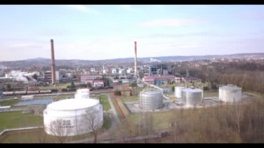 Avrupa. Bir petrol rafinerisi temiz. Belgili tanımlık kuş paleti yükseklikten görüntüleyin. Silah bir quadcopter, bir uçak, uçaklar, hava fotoğrafçılığı ile. Petrol arıtma işleme endüstri. Kimyasalları üretimi.