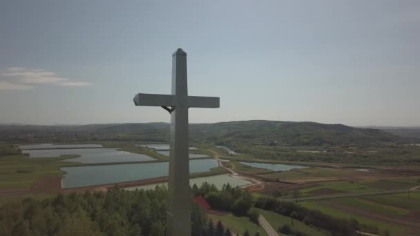波兰科拉齐采 2018年5月10日 在定居点中间的一座小山上 一座巨大的被钉在十字架上的基督雕像 基督教信徒的宗教标志 雕塑从金属 鸟瞰图 — 图库视频影像