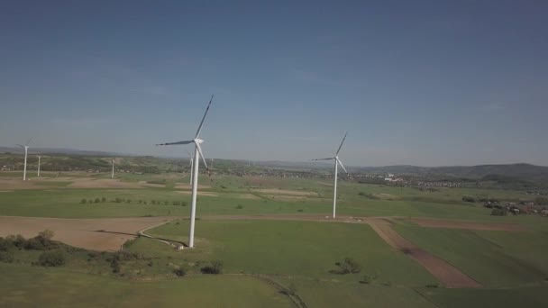 Flyg Nära Ett Vindkraftverk Dagtid Våren Roterande Blad Energigeneratorer Ekologisk — Stockvideo