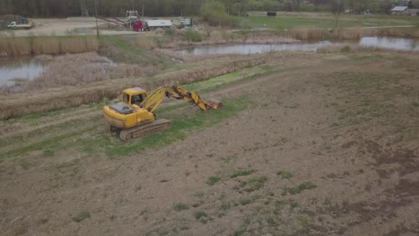 Debowiec Polonia Abril 2018 Excavadora Carga Camión Volquete Con Tierra — Vídeo de stock