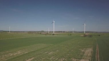 Uçuş bahar gün boyu Rüzgar güç istasyonu yakınında. Enerji jeneratörleri dönen bıçaklar. Ekolojik elektrik temiz. Doğal kaynakların kullanımının için modern teknolojiler.