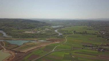 Küçük bir kasabanın kuş uçuşundan kalma eski bir kısmının fotoğrafı. İnsansız hava aracı ya da kuadrokopter ile hava fotoğrafçılığı. Avrupa 'da turist reklamları yap. Ortaçağ kasabası planlamak