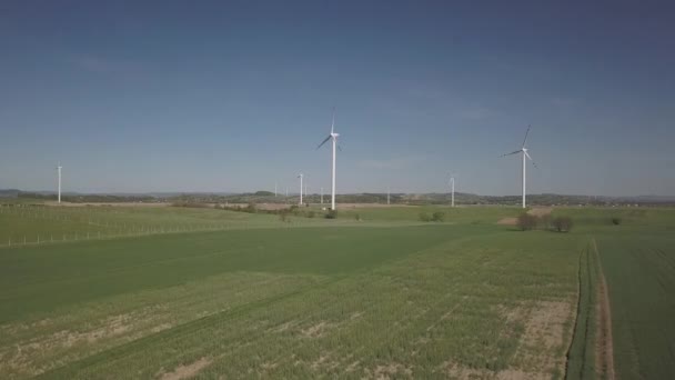 Полет Около Ветряной Электростанции Дневное Время Весной Вращающиеся Лопасти Генераторов — стоковое видео