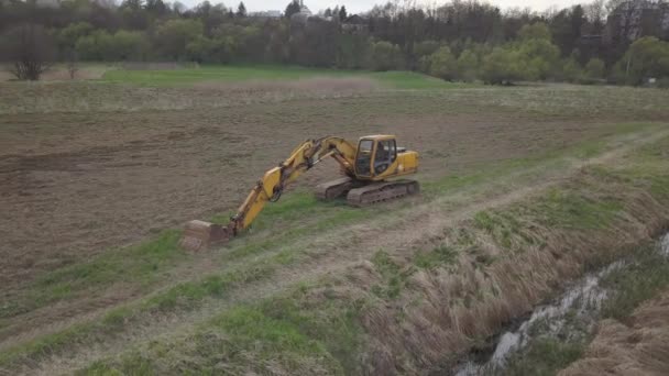 Debowiec Polonia Abril 2018 Excavadora Carga Camión Volquete Con Tierra — Vídeo de stock