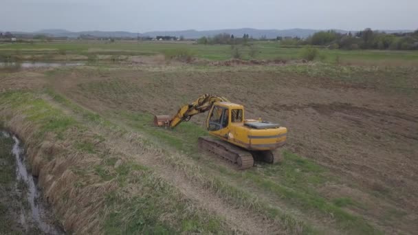 Debowiec Polen April 2018 Grävmaskinen Lastar Sopbilen Med Jord Mark — Stockvideo