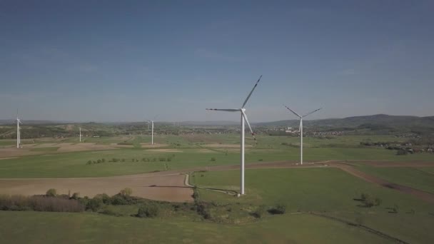 Vlucht Buurt Van Een Elektriciteitscentrale Wind Overdag Het Voorjaar Roterende — Stockvideo